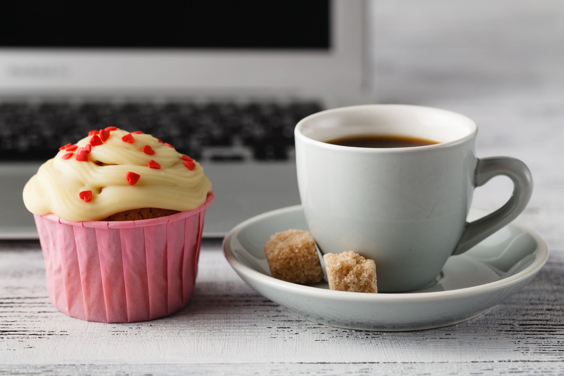 Die Kunst der Geschenke in der Arbeitswelt: Wertschätzung und Beziehungen stärken