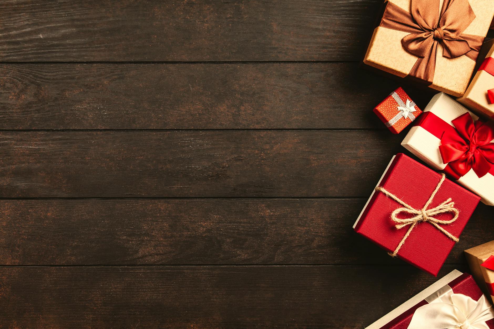 Rote, Weiße Und Braune Geschenkboxen