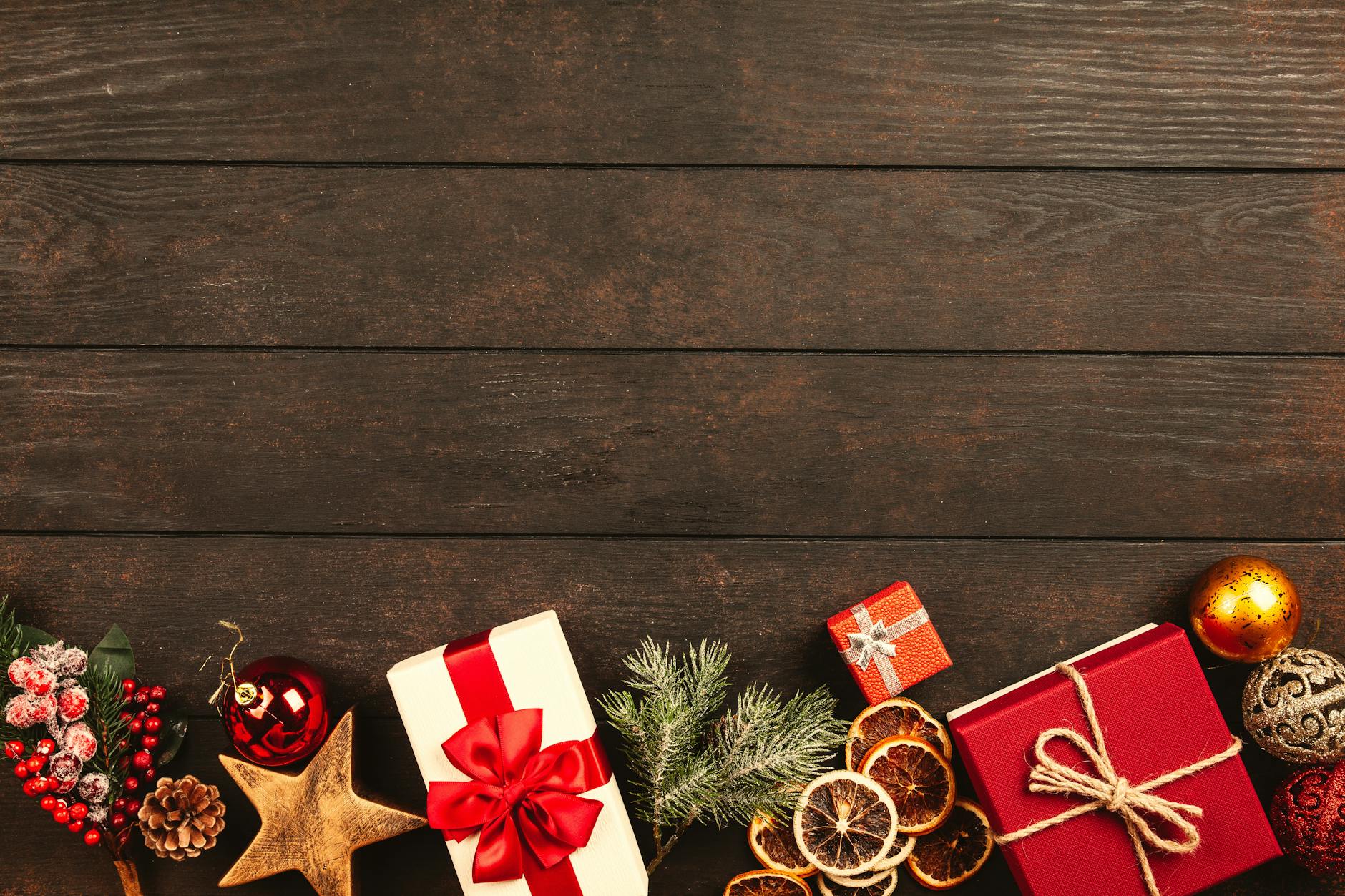 Weihnachtsgeschenke Auf Braunem Parkettboden