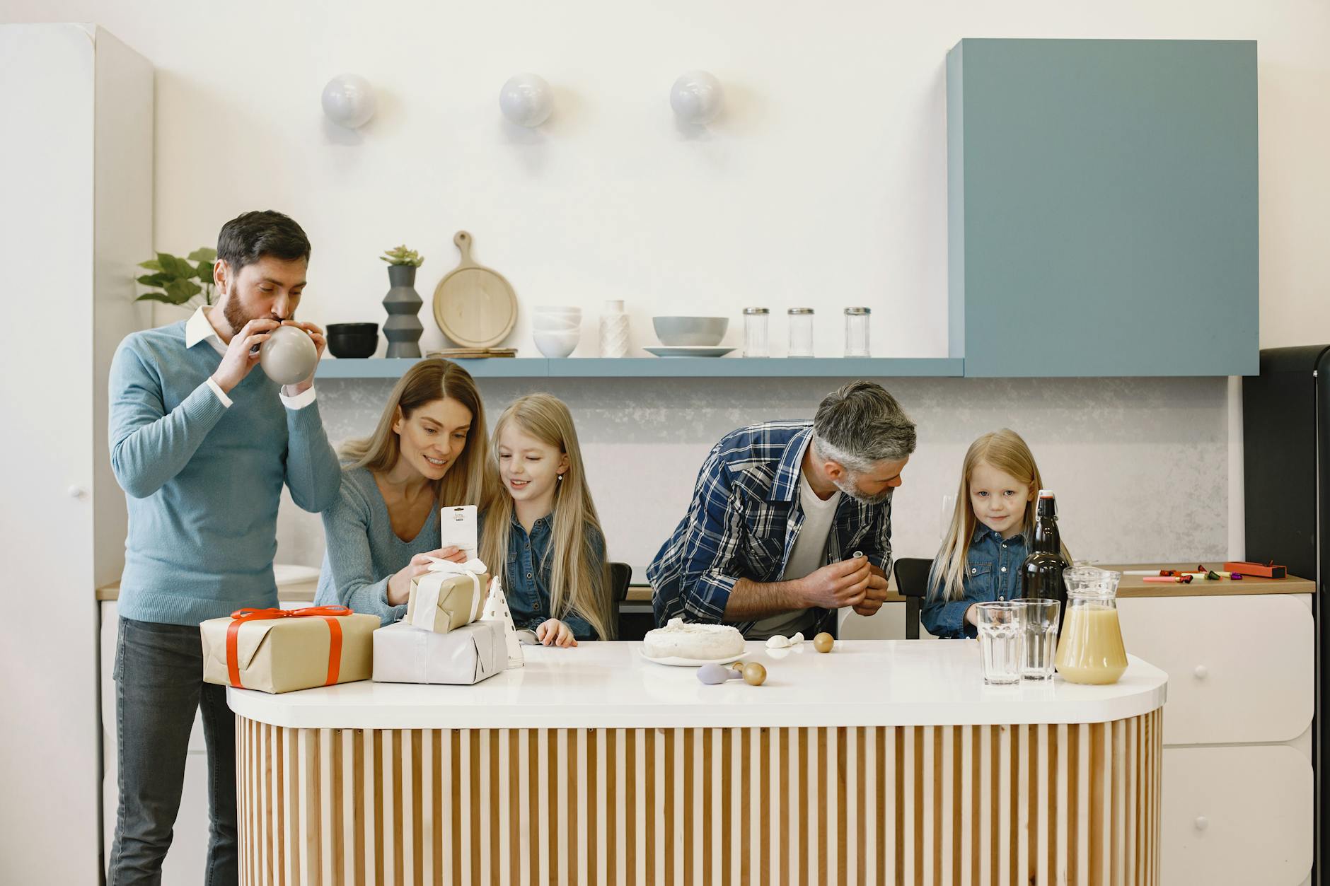 Kreative Geschenkideen für die Eltern: Von personalisierten Schmuckstücken bis zum Familien-Fotoshooting