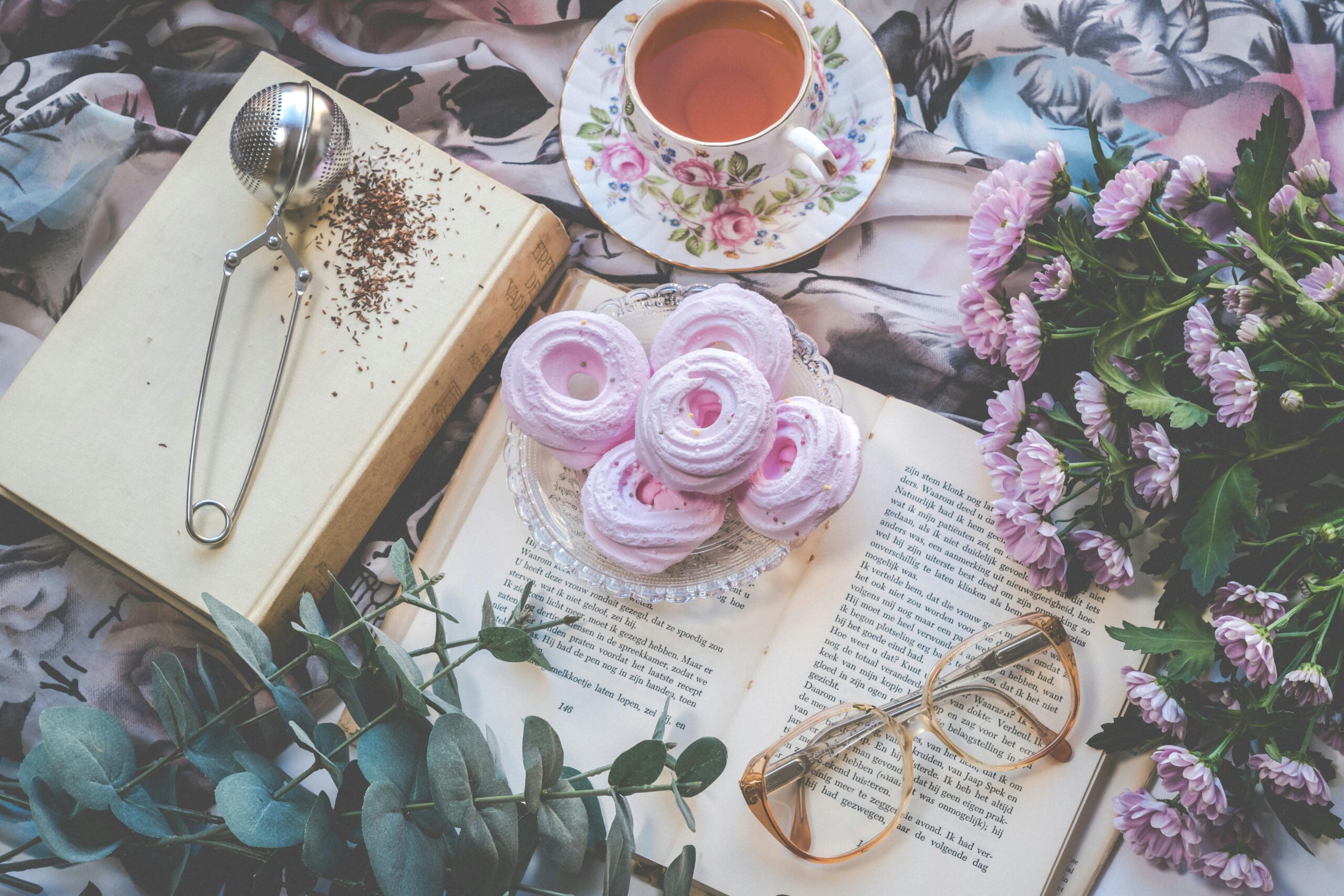 Blumenkeramikbecher Und Untertasse über Offenem Buch